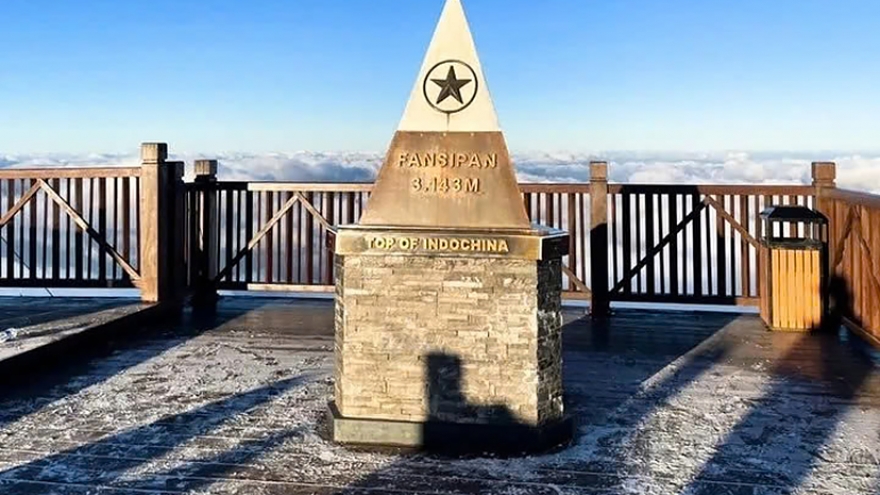 Frost blankets Fansipan peak as temperatures drop to freezing point